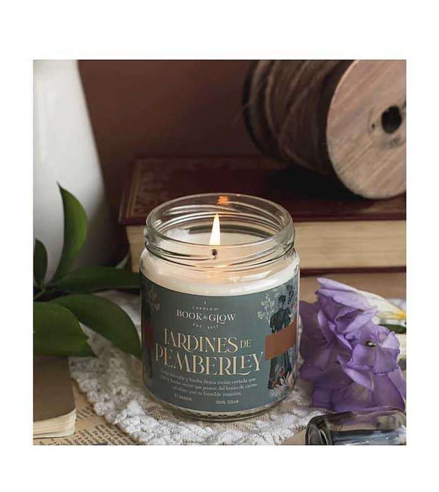 Velas | Book and Glow Book And Glow - *Mundos Extraordinadios* - Vela De Soja - Jardines De Pemberley